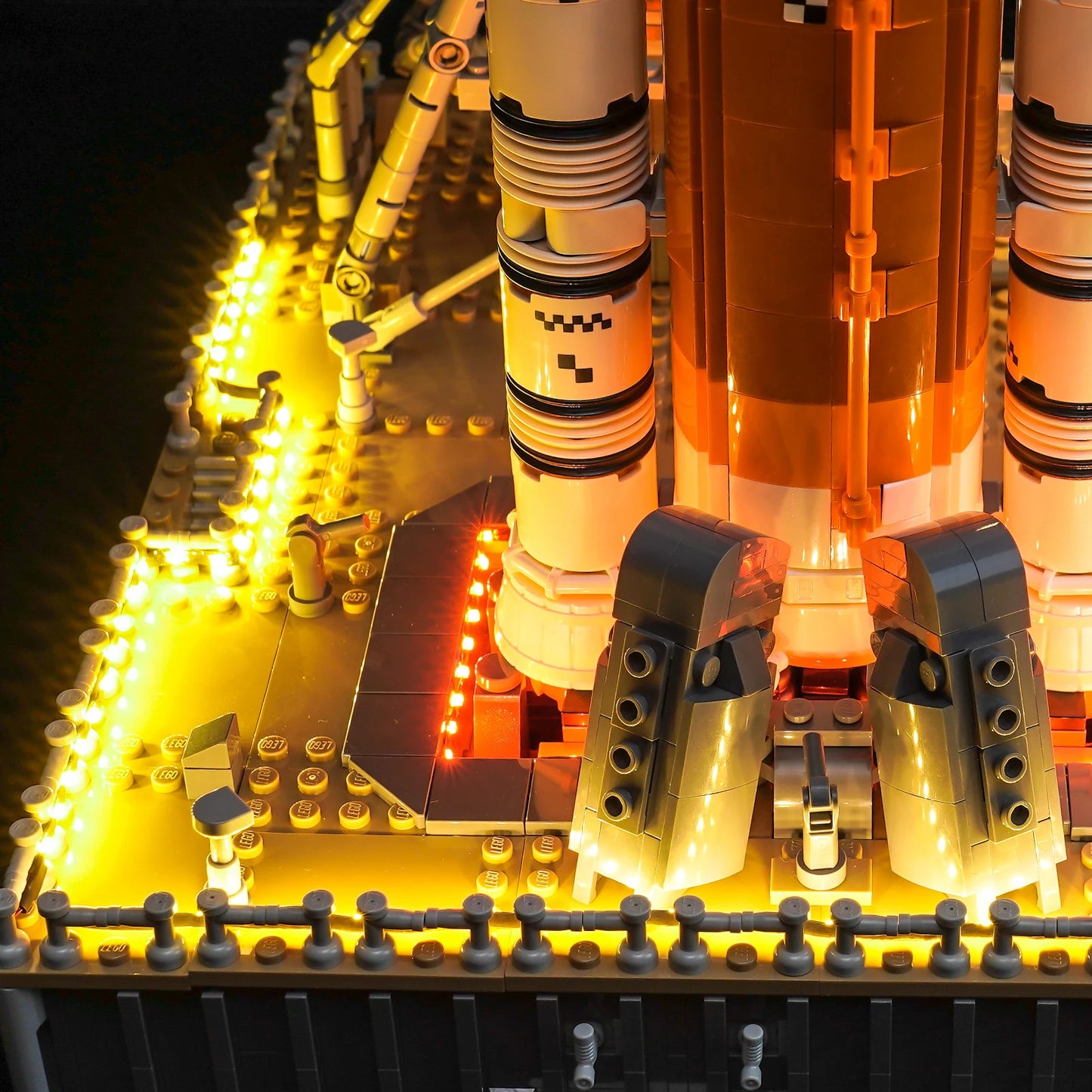 The Vonado LED 10341 set is suitable for Artemis Space Launch System building blocks (including lighting accessories only)