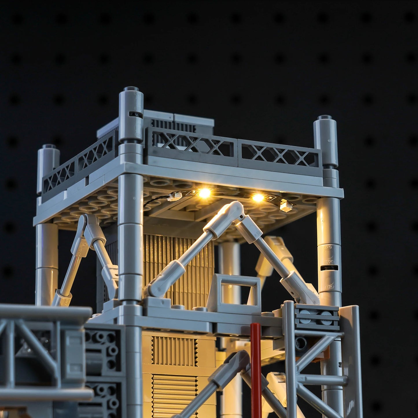 The Vonado LED 10341 set is suitable for Artemis Space Launch System building blocks (including lighting accessories only)